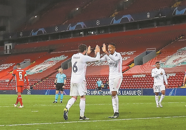 Μια εύκολη νύχτα στο Ανφιλντ