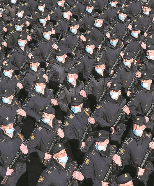 Συνεχίζεται ο πόλεμος των απελάσεων