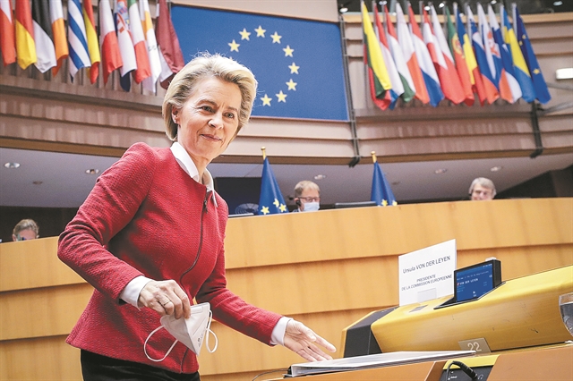 Η Ούρσουλα στην αντεπίθεση