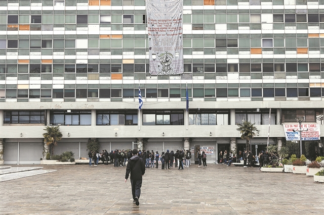 Εκτός των τειχών διακρίσεις αλλά… εντός των τειχών καταλήψεις