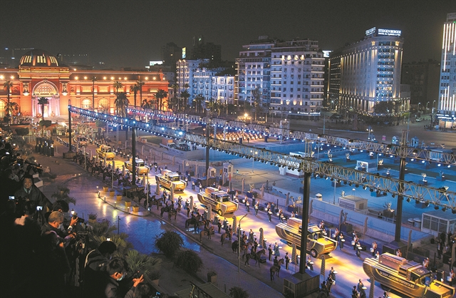 Μια παρέλαση με φαραώ για έναν πρόεδρο