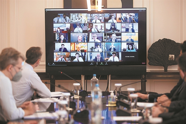 Ξορκίζουν τον εγκλωβισμό στην πανδημία