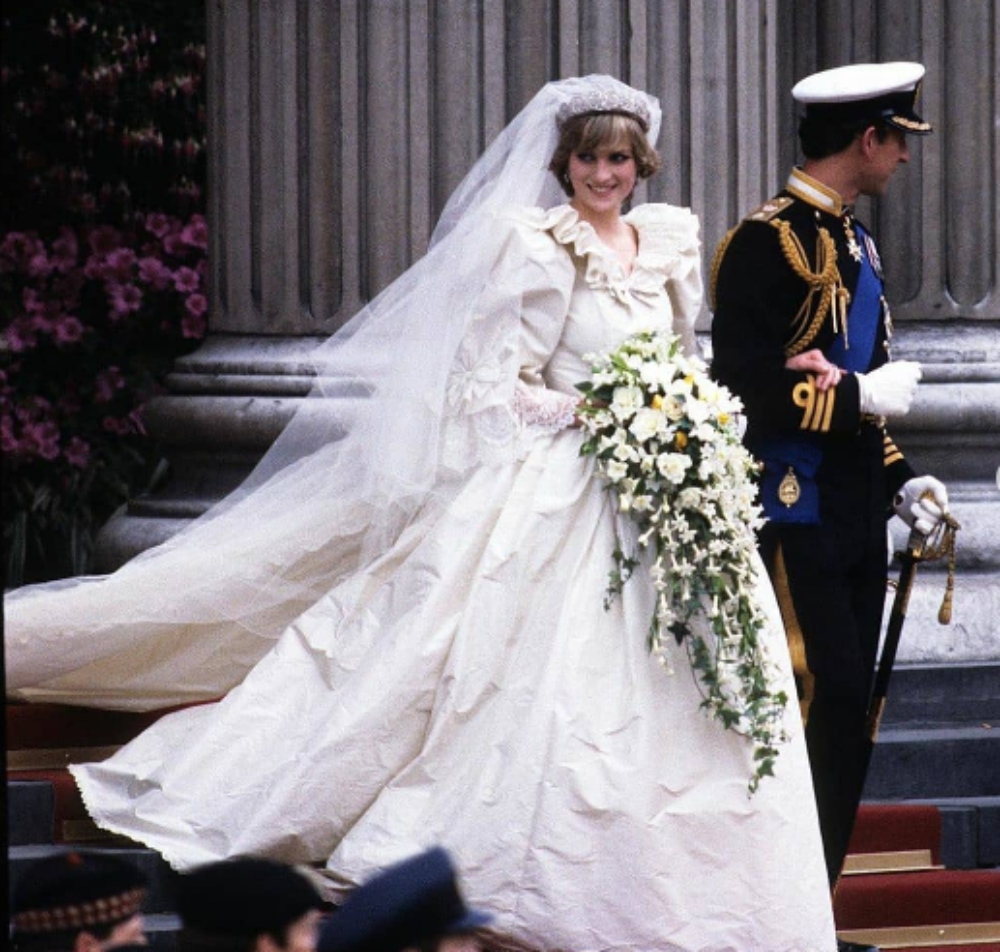 Το θρυλικό νυφικό της πριγκίπισσας Νταϊάνα σε έκθεση στο Παλάτι