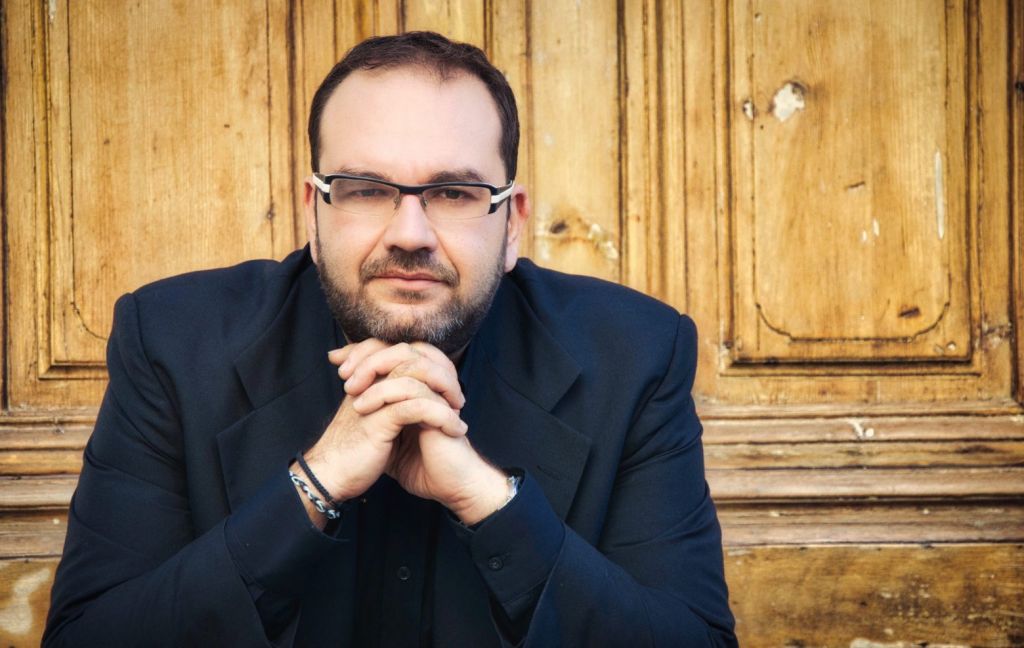 O Ανδρέας Κατσιγιάννης μιλάει για το μουσικό οδοιπορικό «Της σιωπής ο τόπος» που θα προβληθεί στο MEGA