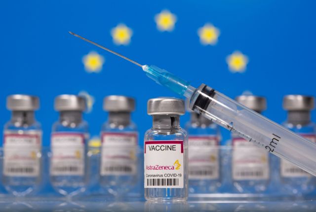 Προς ηλικιακό όριο στη χορήγηση του εμβολίου της AstraZeneca στην Ελλάδα; Σήμερα οι αποφάσεις της Επιτροπής