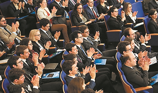 Μήνυμα Μακρόν με την κατάργηση της σχολής των προέδρων και των πρωθυπουργών