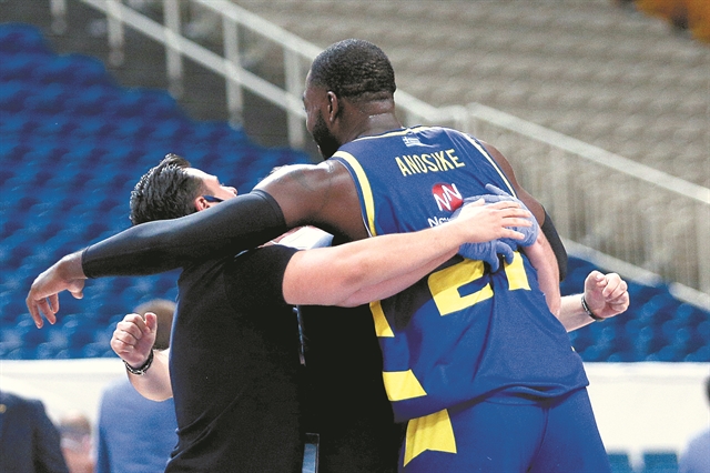 Κλέβει την παράσταση