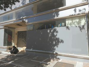 Από τις «φωτεινές ρεκλάμες» στα κατεβασμένα ρολά