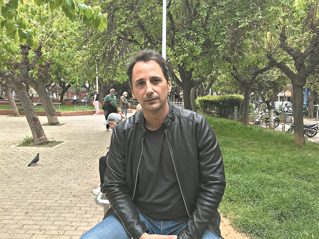 «Οταν περπατάς είσαι ανάμεσα στο ιδιωτικό και το δημόσιο»