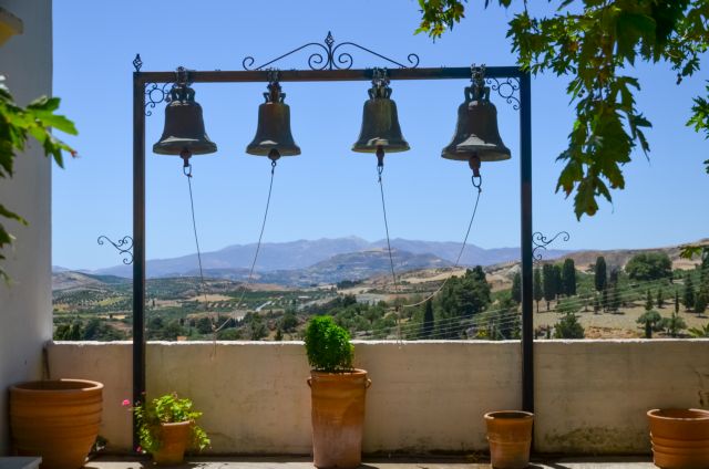 Εξι ειδικοί εξηγούν γιατί κάνουν δεύτερες σκέψεις για το Πάσχα στο χωριό