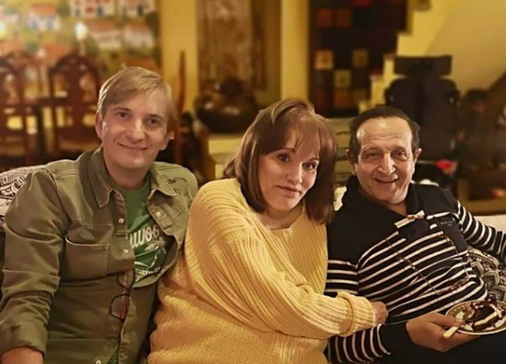 Η Μαίρη Χρονοπούλου ποζάρει στο σπίτι της μετά από καιρό δίπλα στον Σπύρο Μπίμπιλα