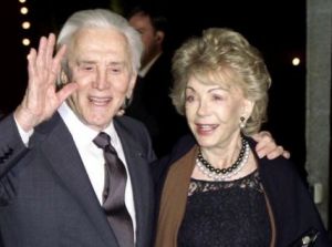 Πέθανε η Αν Ντάγκλας, χήρα του θρυλικού ηθοποιού