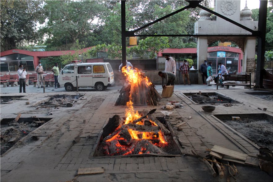Ινδία: Σοκαριστικές εικόνες από το Δελχί – Καίνε νεκρούς στα κρεματόρια