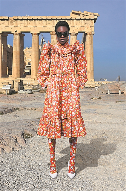 Εικόνες της νέας μόδας με φόντο την Ακρόπολη