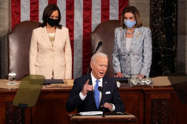 Οι Αμερικανοί στηρίζουν τα οικονομικά μέτρα Μπάιντεν