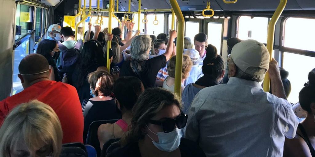 Σύγκρουση ΣΥΡΙΖΑ-Καραμανλή για τους «συνωστισμούς» στα μέσα μεταφοράς