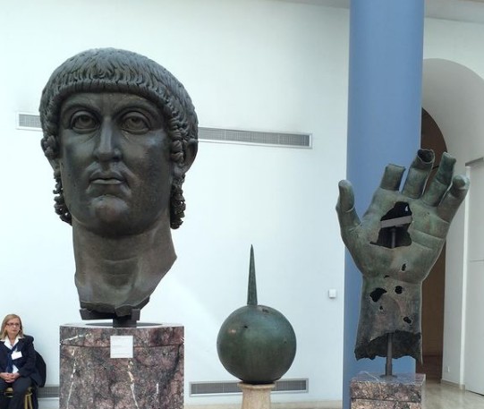 Γιγαντιαίο άγαλμα του Μεγάλου Κωνσταντίνου ξαναβρήκε το δάχτυλό του μετά από 500 χρόνια