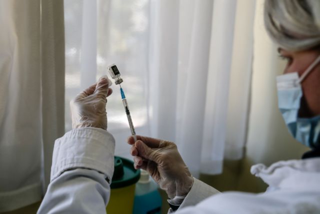 Ανοίγει από τη Μεγάλη Εβδομάδα η πλατφόρμα για εμβολιασμούς άνω των 30 ετών