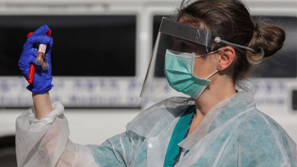 Πώς δρα το ισραηλινό φάρμακο κατά του κοροναϊού – Τι λέει ο γιατρός που το ανακάλυψε