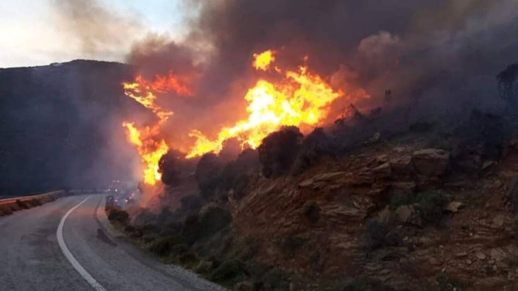 Άνδρος : Μαίνεται η μεγάλη πυρκαγιά – Εκκενώθηκαν δύο χωριά