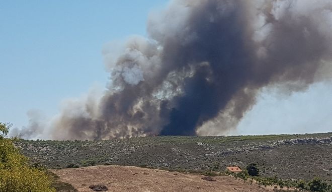 Φωτιά στο Λαύριο – Μεγάλη επιχείρηση της Πυροσβεστικής