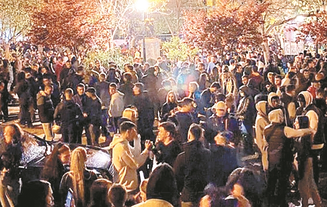 Λερναία Υδρα τα κορωνοπάρτι στις πλατείες