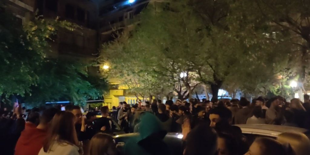 Κυψέλη : Κορονοπάρτι με εκατοντάδες άτομα και DJ στην πλατεία Αγίου Γεωργίου