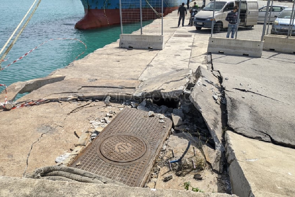 Χανιά : Οι θυελλώδεις άνεμοι… κάρφωσαν πλοίο στη στεριά – Ζημιές στην προβλήτα του λιμανιού της Σούδας