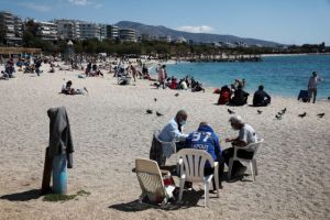To σχέδιο για άρση lockdown και Πάσχα στο χωριό – Πότε ανοίγουν εστίαση, φροντιστήρια, malls, παραλίες