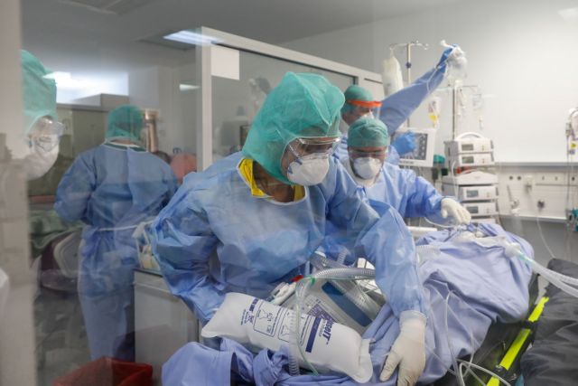 ΠΟΕΔΗΝ: Τουλάχιστον 52 ασθενείς εκτός ΜΕΘ στα νοσοκομεία της Αττικής