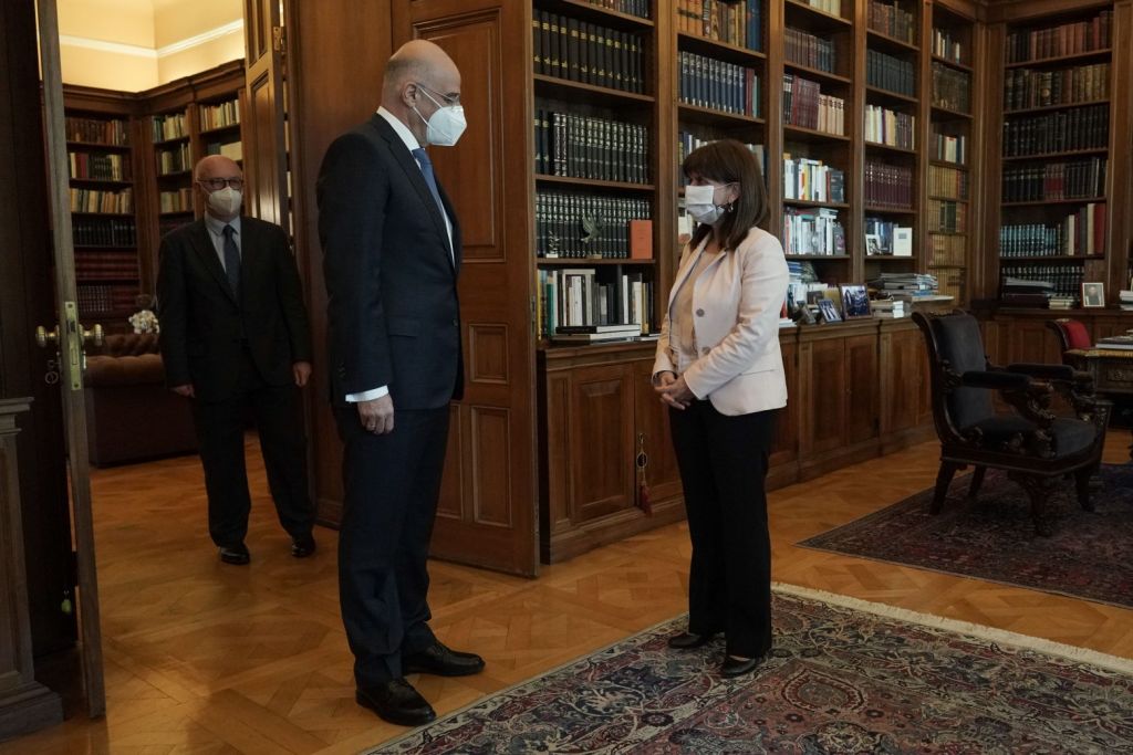 Ελληνοτουρκικά και τριμερής στην ατζέντα της συνάντησης Σακελλαροπούλου – Δένδια