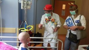 Αυτή η οργάνωση νικάει τη μοναξιά των γιορτών στα νοσοκομεία