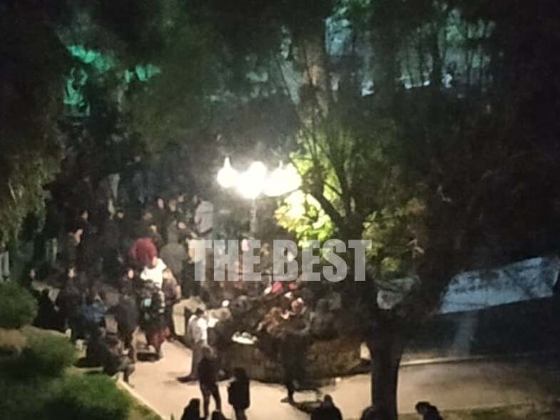 Ανησυχία προκαλούν οι εικόνες συνωστισμού σε Γλυφάδα και Θεσσαλονίκη – Στην Πάτρα έκαναν πάρτι σε… πλατεία