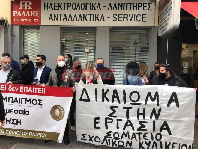 «Θερμή» υποδοχή Πέτσα στην Πάτρα – Αποδοκιμασίες εμπόρων έξω το Δημαρχείο