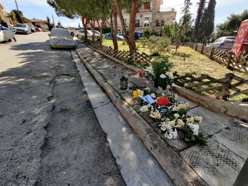 Γιώργος Καραιβάζ: Λουλούδια και κεριά στο σημείο όπου δολοφονήθηκε ο δημοσιογράφος