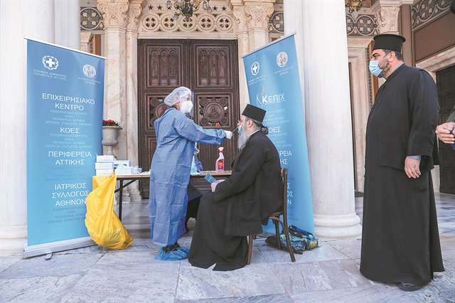 «Δεν είναι εύκολο να πείσεις τους αρνητές» λένε εμβολιασμένοι ιεράρχες