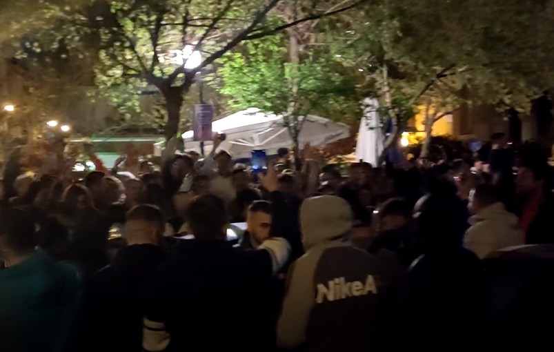 Lockdown : Ο κοροναϊός κάνει πάρτι κι απόψε στις πλατείες της Αθήνας