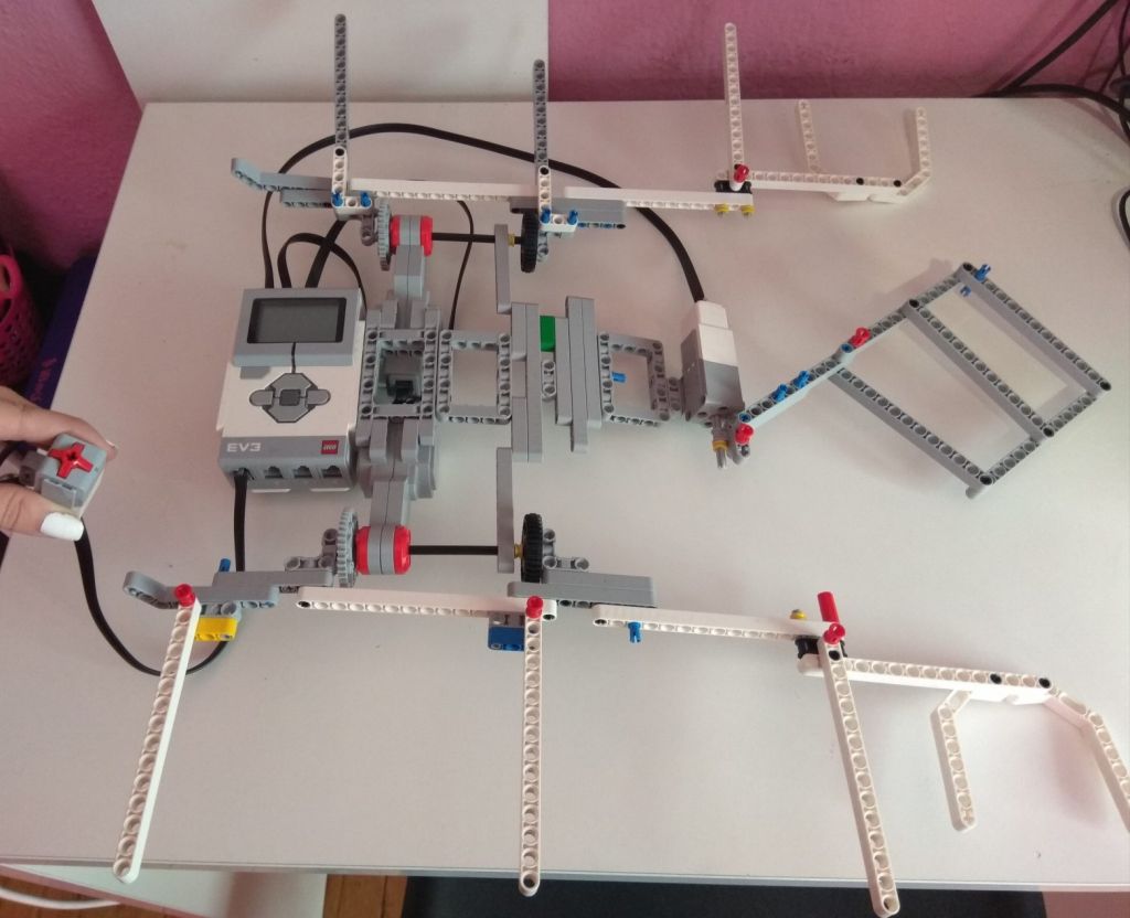 Μαθήτριες από τη Νάουσα έφτιαξαν… ρομπότ που διπλώνει τα ρούχα