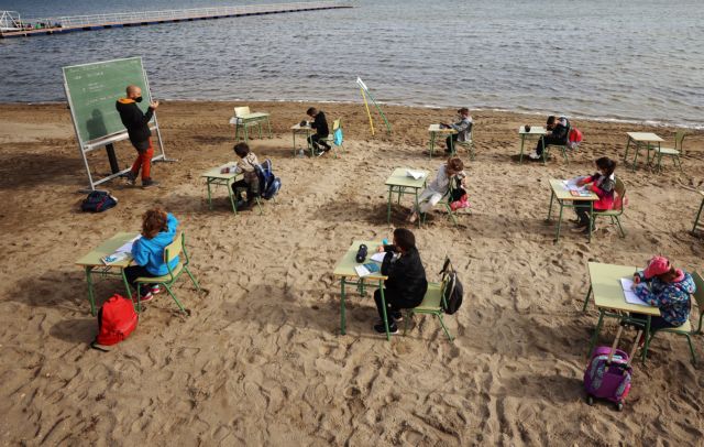 Ισπανία : Σχολείο μετέφερε τις τάξεις στην… παραλία