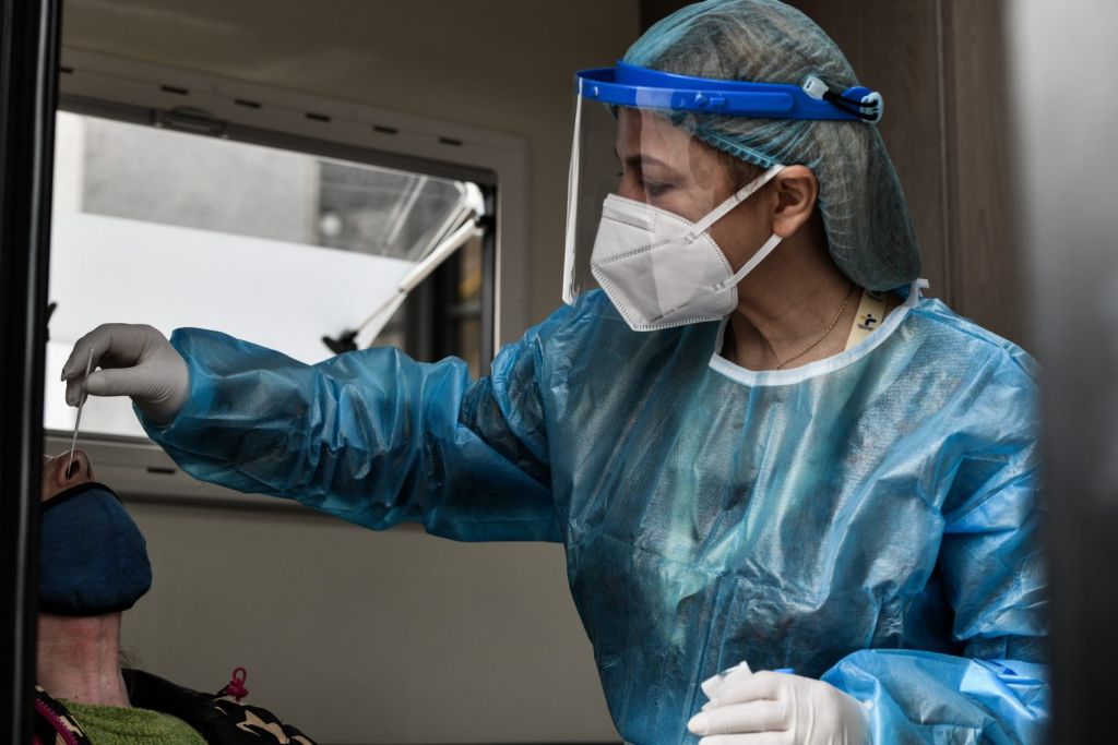 Κοροναϊός : Σταθερά πτωτική η πορεία των κρουσμάτων