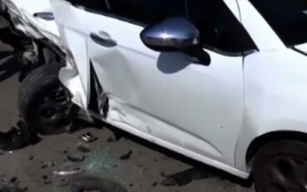 Θεσσαλονίκη: Γύρισε να κοιτάξει στο πίσω κάθισμα και πήρε παραμάζωμα τέσσερα αυτοκίνητα