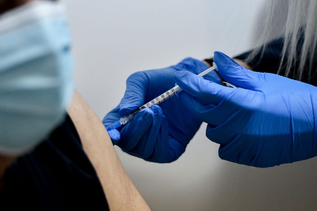 Ποιες ομάδες εμβολιάζονται τον Απρίλιο – Ραντεβού «εξπρές» για 800.000 πολίτες με υποκείμενα νοσήματα
