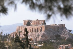 Πινακίδες με fake news στον βράχο της Ακρόπολης