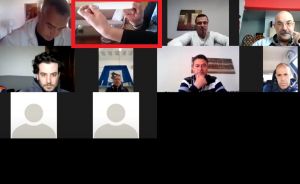 Αυτό το ΕΠΟΣ δεν πρέπει να το χάσεις: Κλήρωση Κυπέλλου Ελλάδος σε σαλόνι σπιτιού, με μπολ και φόντο μπεζ-καφέ καναπέ