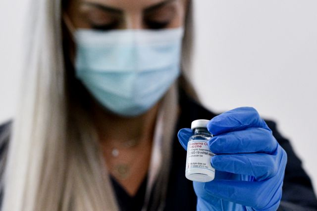 Τι θα γίνει με όσες γυναίκες δεν μπορούν να κάνουν το AstraZeneca – Διευκρινίσεις από τον Θεμιστοκλέους για τον εμβολιασμό τους