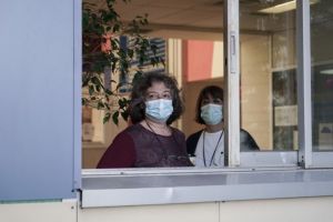 Δραματική προειδοποίηση Μόσιαλου : Θα ζούμε μαζί με τον κοροναϊό για δεκαετίες