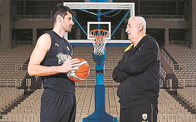 Η μπάλα κάτω απ’ τη… μηλιά