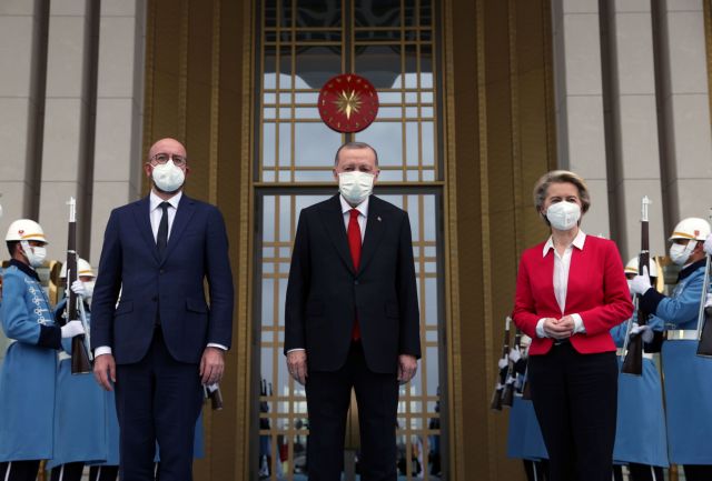 «Μαστίγιο και καρότο» στην Αγκυρα από την Ευρώπη