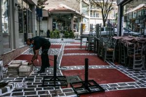 Με μάσκες αντί μουσικής ανοίγει η εστίαση