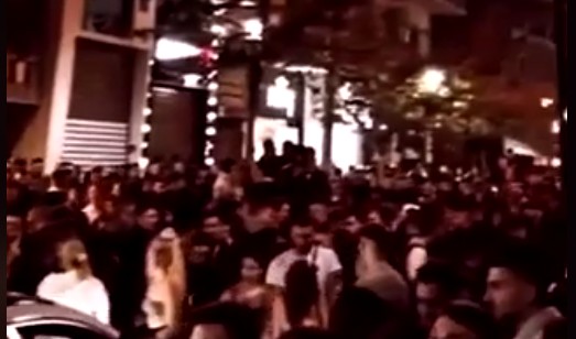 Lockdown: Κορονοπάρτι δίχως αύριο στις πλατείες – Ξεσάλωμα ξανά στην Κυψέλη από δεκάδες νέους [βίντεο]